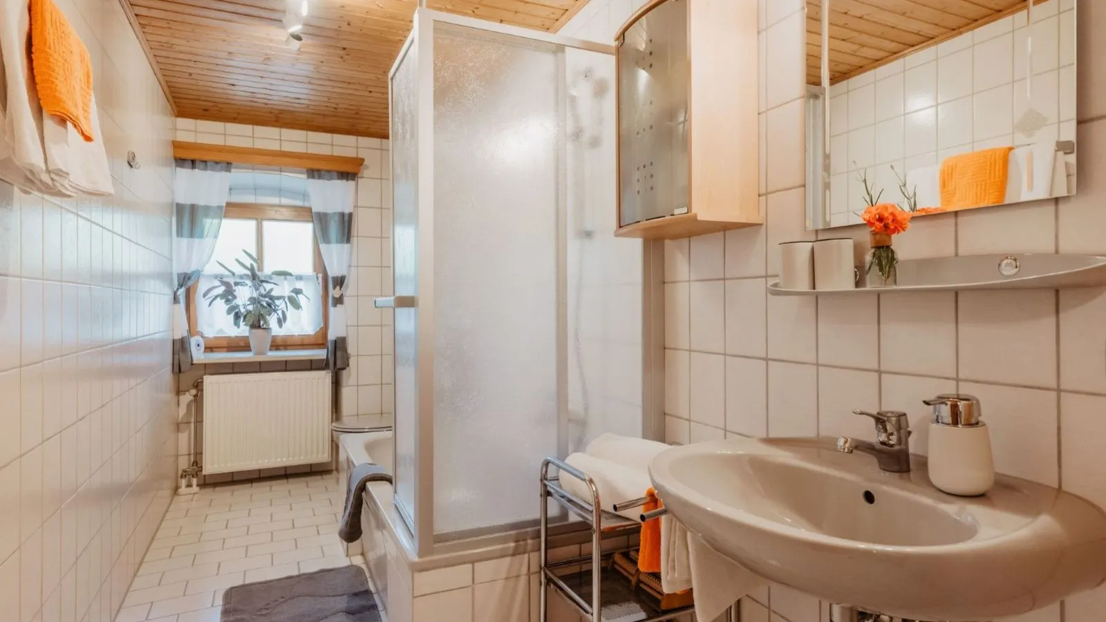 Bad mit Badewanne
