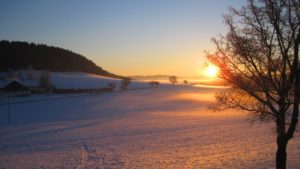 winterurlaub-bauernhofferien-bayerischer-wald-sonnenuntergang